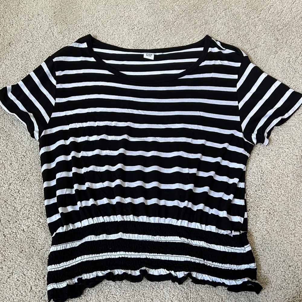 Women’s blosoun black and white strip GAP T-shirt. Size S